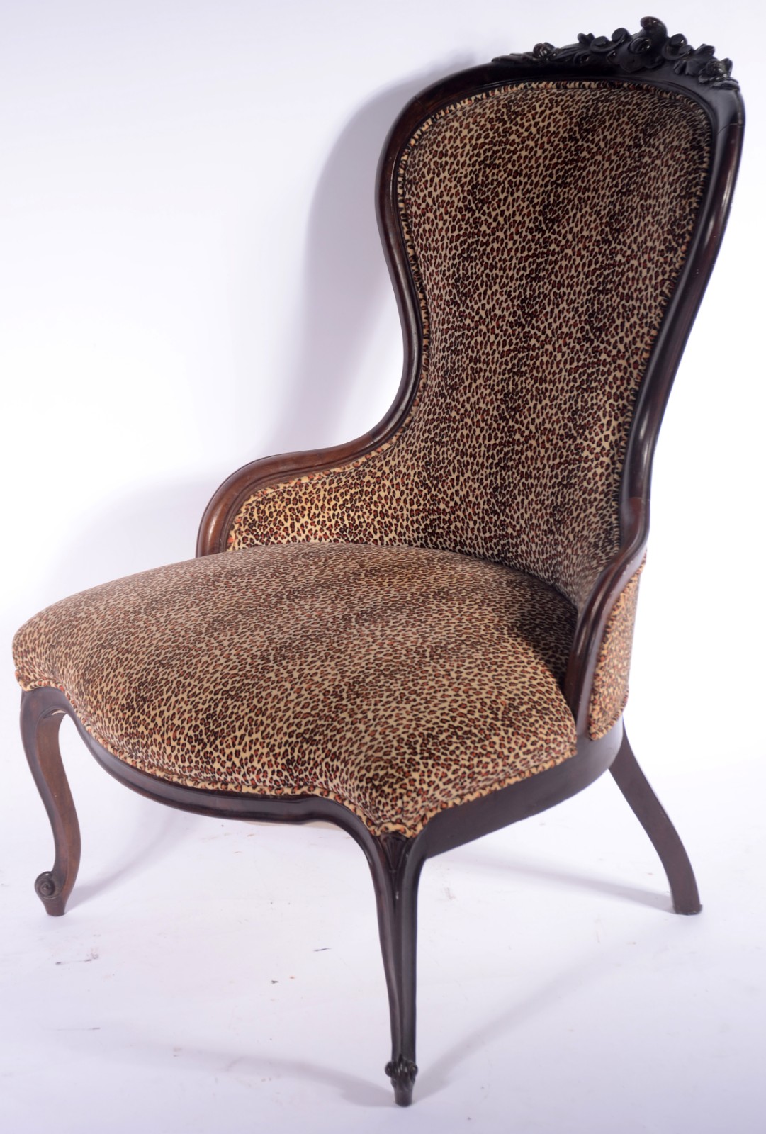 Poltrona de madeira nobre, estofada e forrada em tecido animal print. - foto 1 de 6