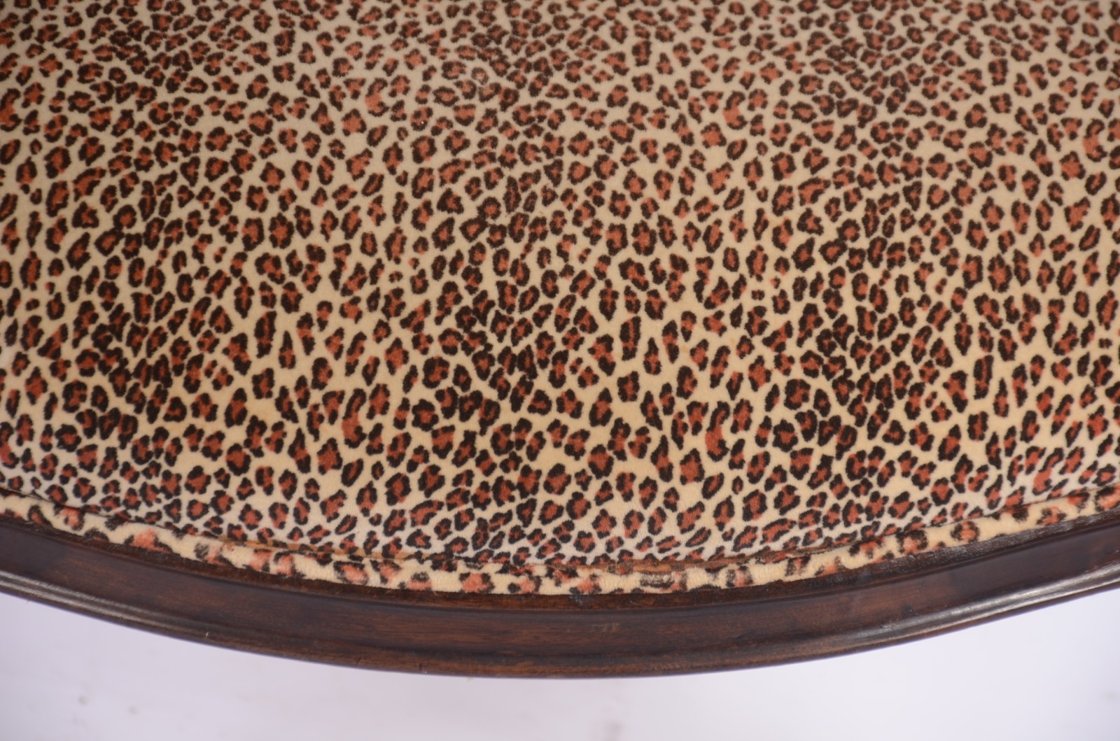 Poltrona de madeira nobre, estofada e forrada em tecido animal print. - foto 3 de 6