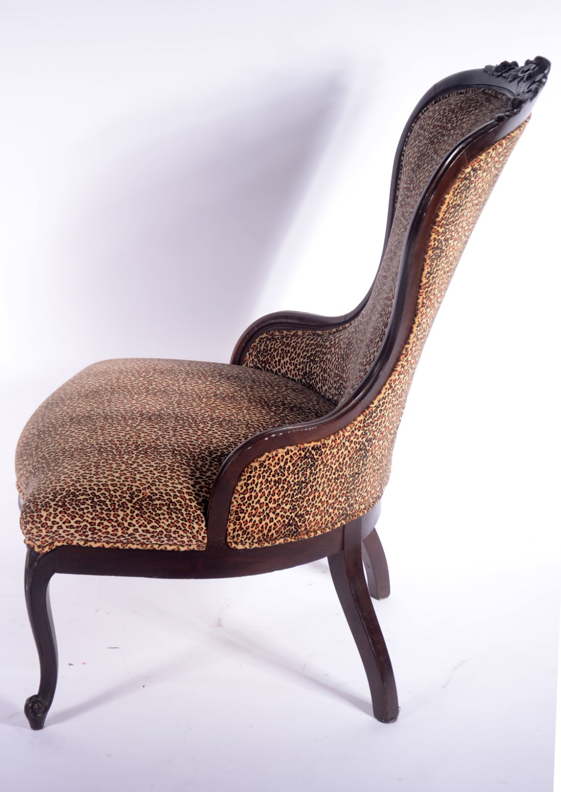 Poltrona de madeira nobre, estofada e forrada em tecido animal print. - foto 4 de 6