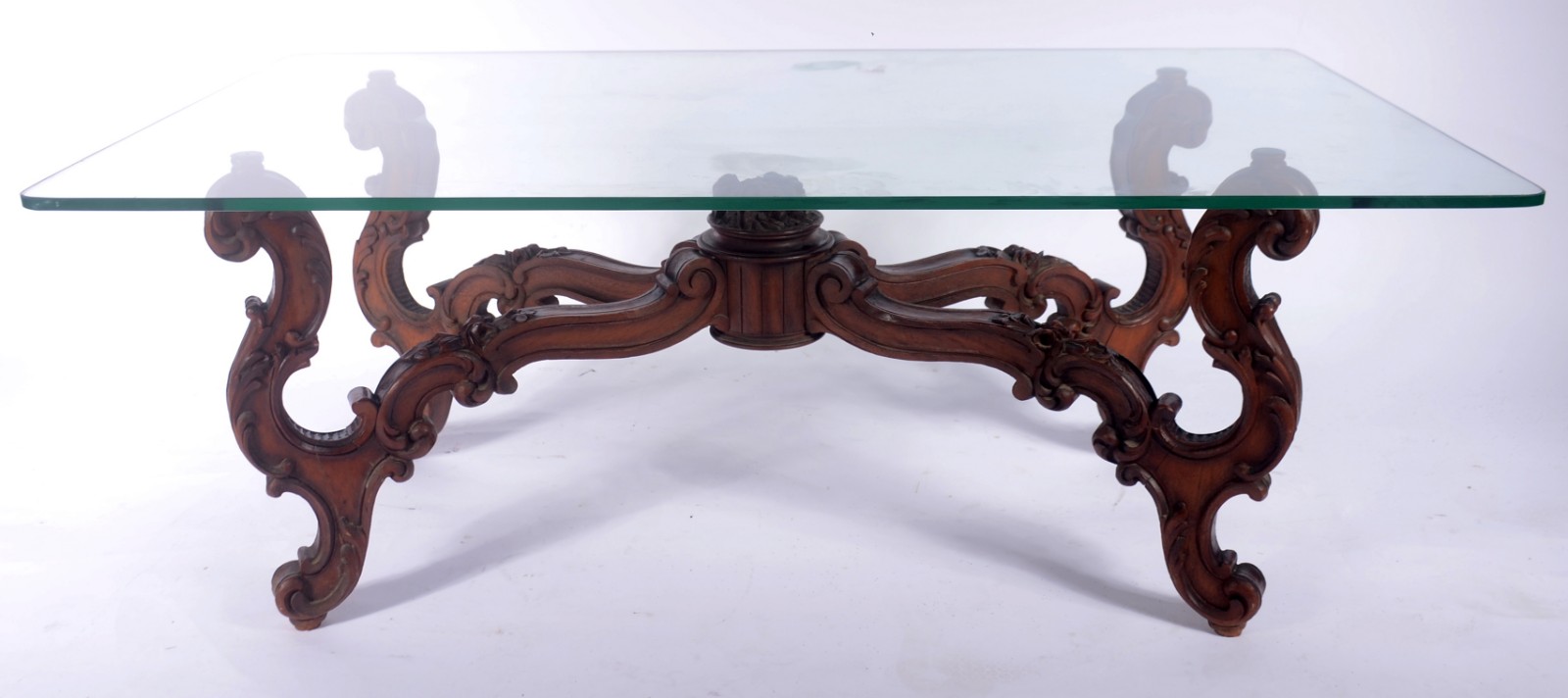 Mesa de centro com base de madeira trabalhada com recortes e... - foto 2 de 5