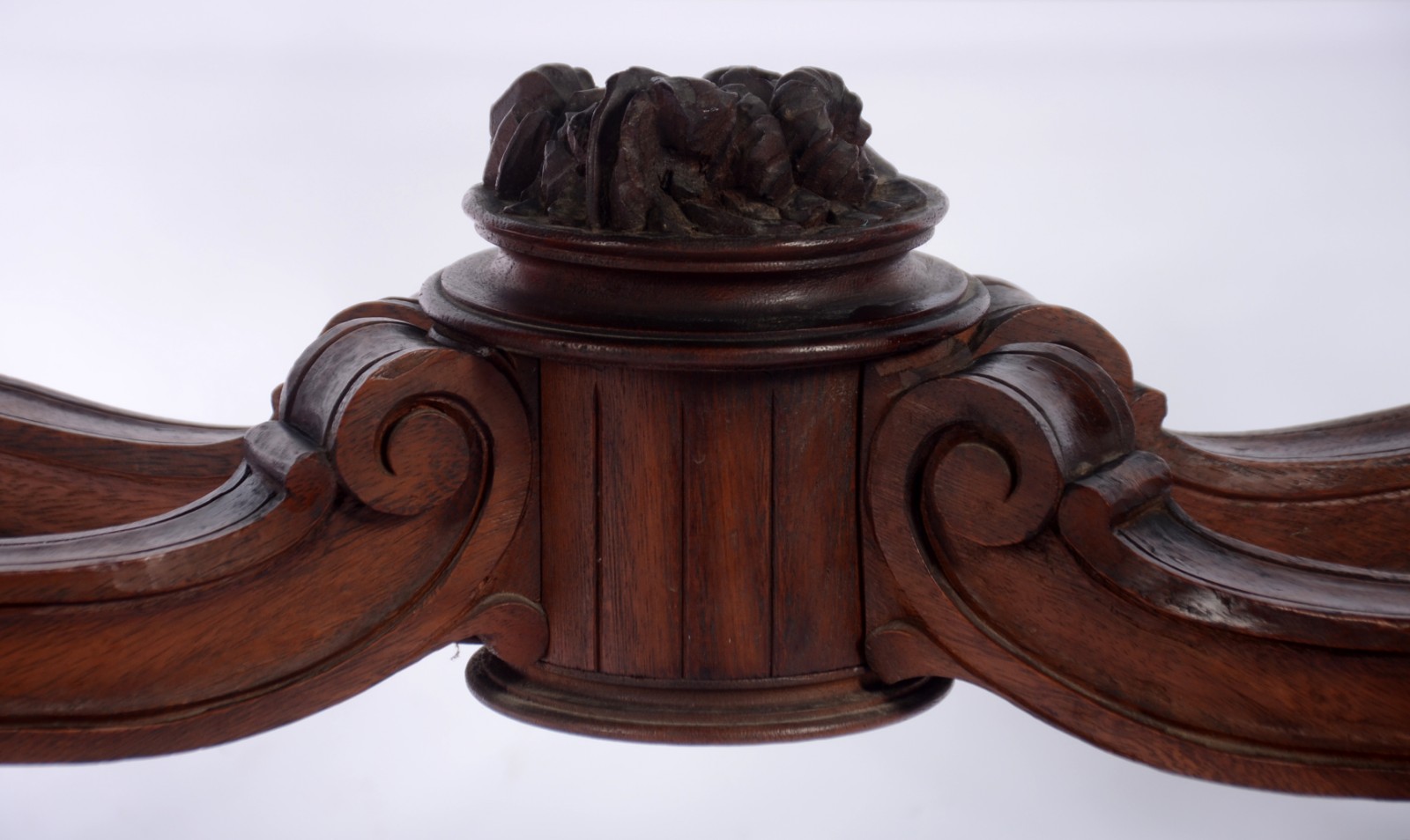 Mesa de centro com base de madeira trabalhada com recortes e... - foto 4 de 5