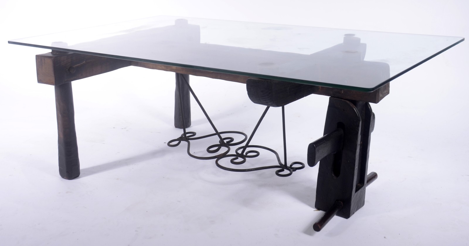 Mesa de centro de madeira rústica com detalhe em ferro, tampo de... - foto 1 de 4