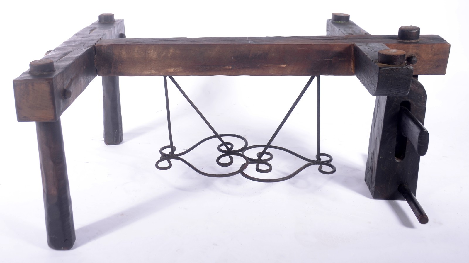 Mesa de centro de madeira rústica com detalhe em ferro, tampo de... - foto 3 de 4