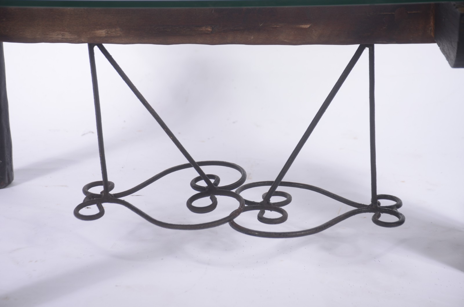 Mesa de centro de madeira rústica com detalhe em ferro, tampo de... - foto 4 de 4