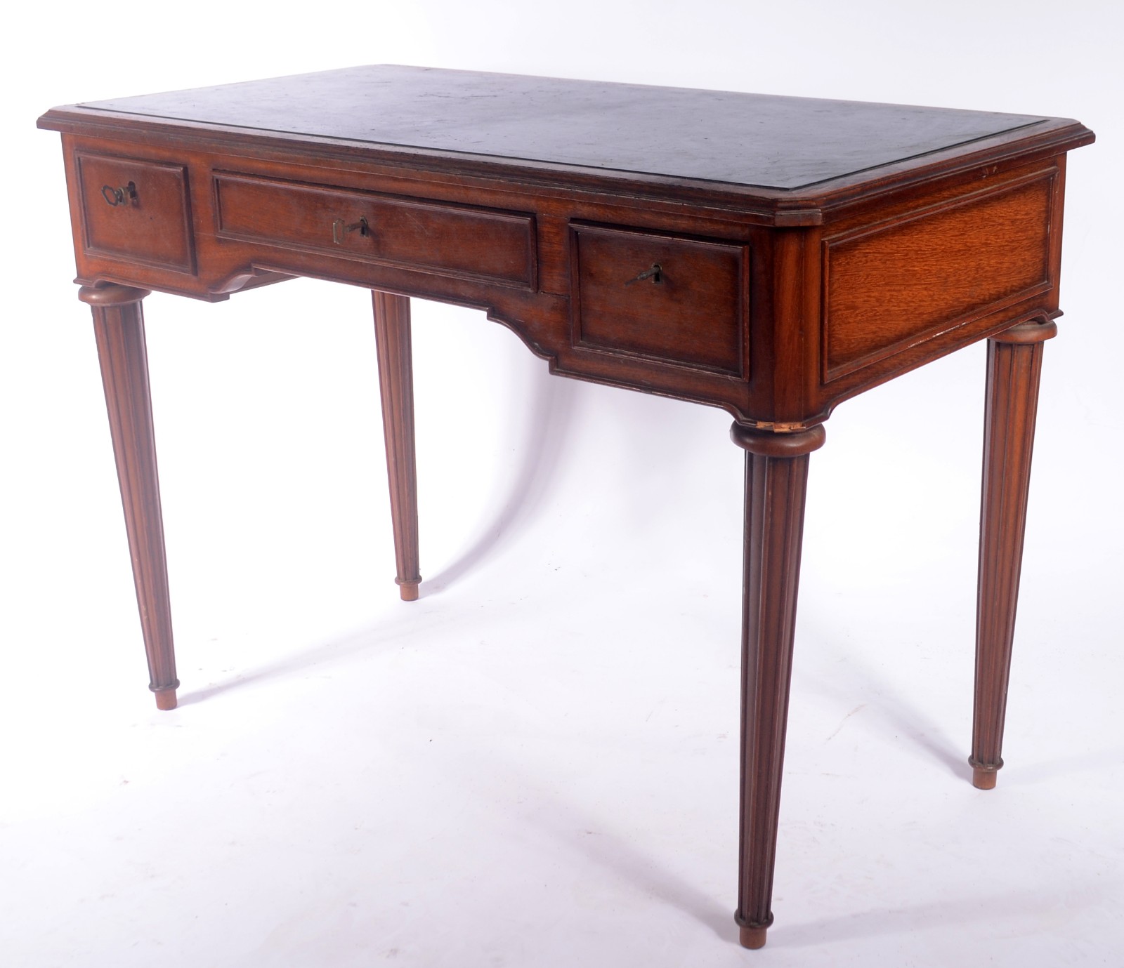 Mesa de escritório de madeira nobre com três gavetas, tampo forrado... - foto 1 de 8