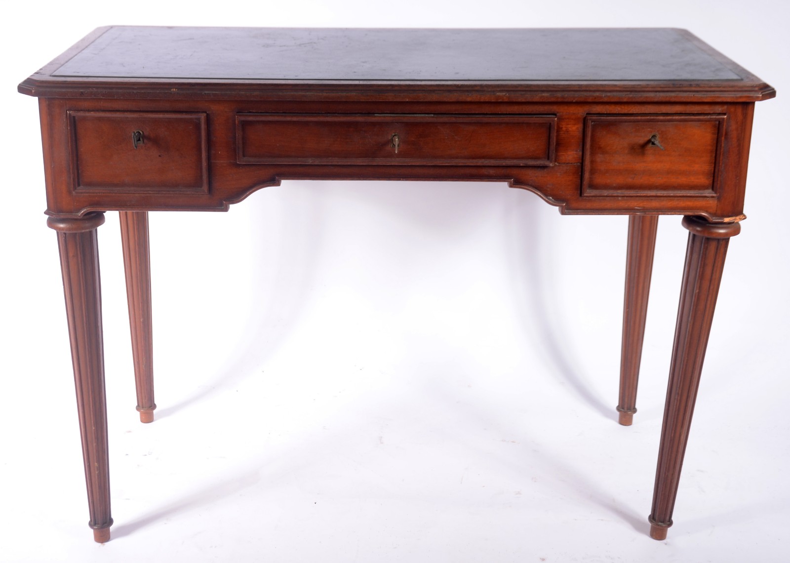 Mesa de escritório de madeira nobre com três gavetas, tampo forrado... - foto 2 de 8