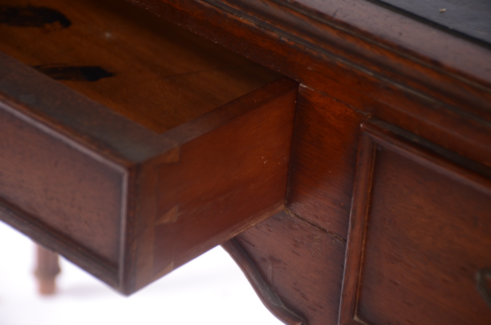 Mesa de escritório de madeira nobre com três gavetas, tampo forrado... - foto 4 de 8
