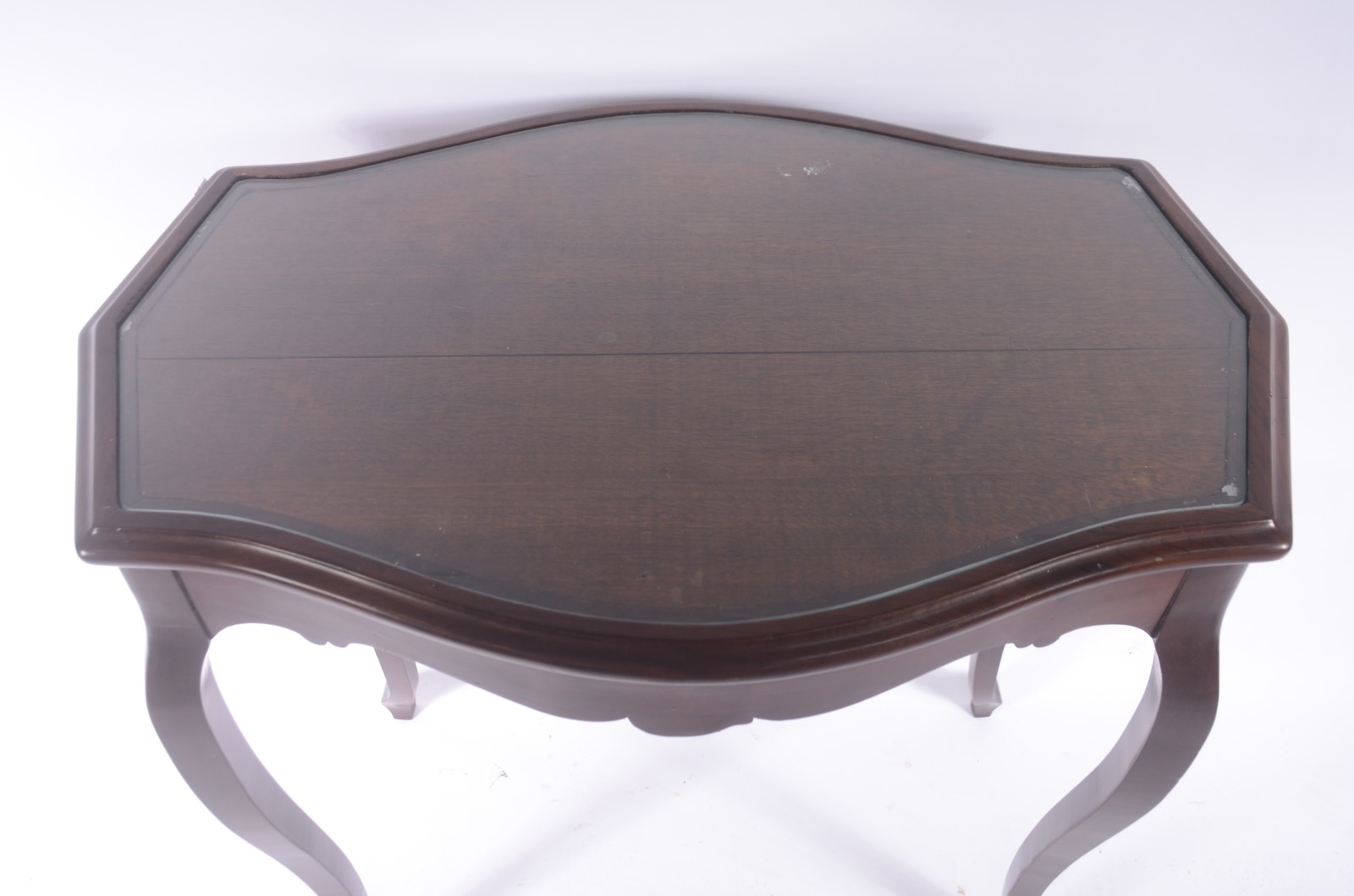 Mesa auxiliar de madeira nobre, tampo e saia recortados, pernas... - foto 6 de 6