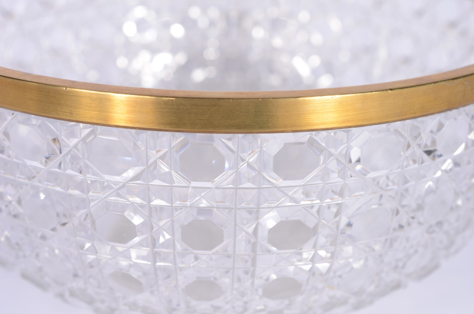 Bowl de cristal lapidação "tijolinho", borda de metal dourado. - foto 4 de 5