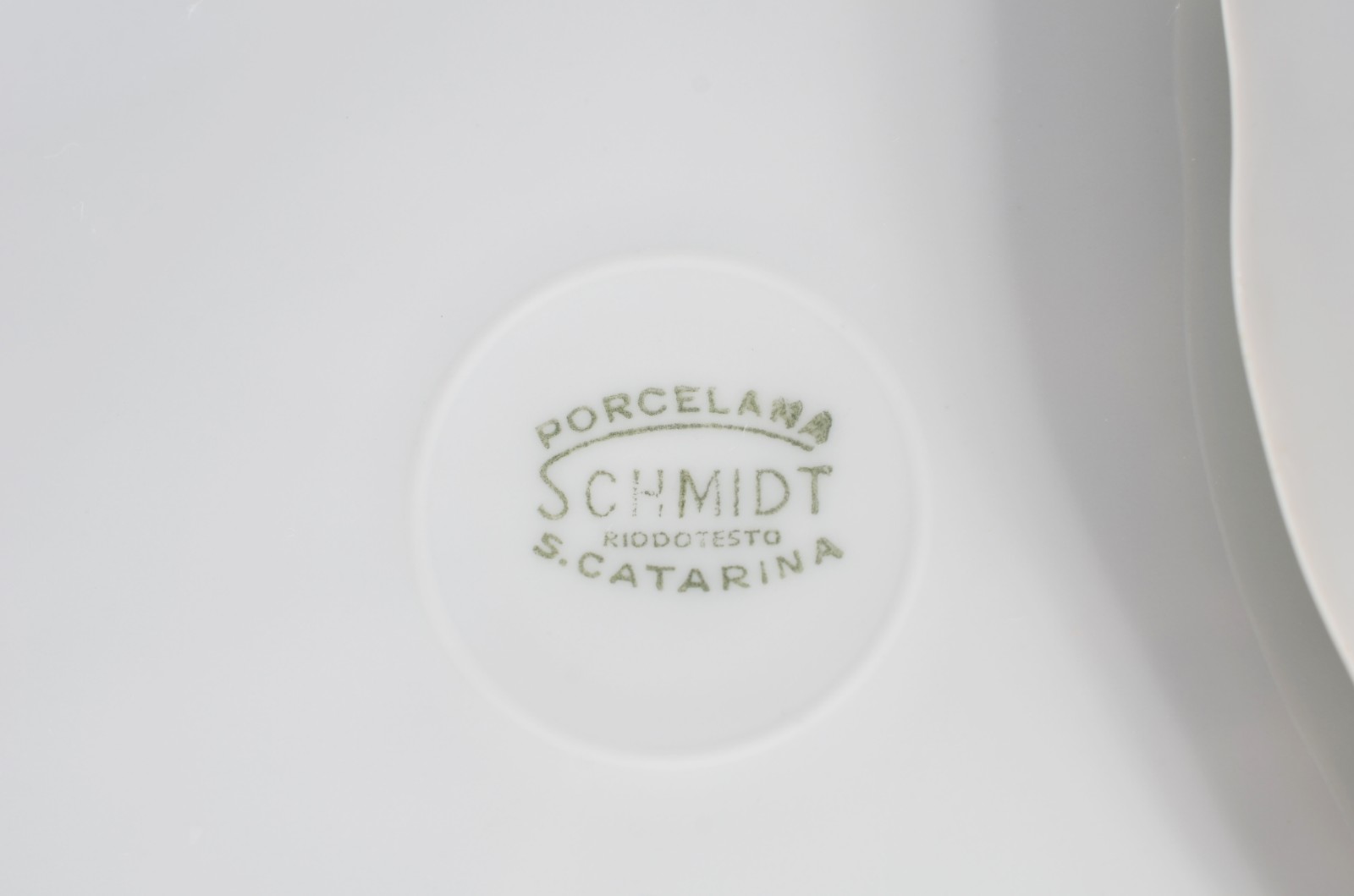 Aparelho de jantar de porcelana Schmidt, composto de: 22 pratos rasos... - foto 7 de 7