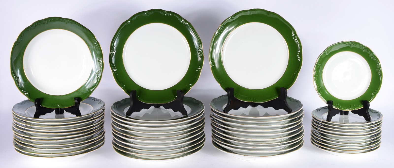 Aparelho de jantar de porcelana Schmidt, composto de: 22 pratos rasos... - foto 3 de 7