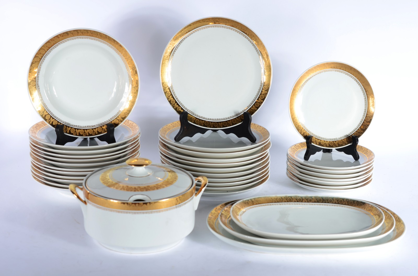 Aparelho de jantar de porcelana Real, composto de: 11 pratos rasos... - foto 1 de 5