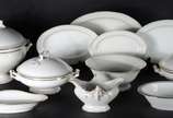 Limoges (1771),  - Aparelho de jantar de porcelana francesa de Limoges, na cor branca com frisos dourados, composto de: 24 pratos rasos, 12 pratos fundos, 9 pratos de so