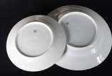 Limoges (1771),  - Aparelho de jantar de porcelana francesa de Limoges, na cor branca com frisos dourados, composto de: 24 pratos rasos, 12 pratos fundos, 9 pratos de so