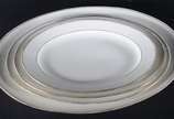 Limoges (1771),  - Aparelho de jantar de porcelana francesa de Limoges, na cor branca com frisos dourados, composto de: 24 pratos rasos, 12 pratos fundos, 9 pratos de so