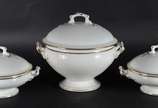 Limoges (1771),  - Aparelho de jantar de porcelana francesa de Limoges, na cor branca com frisos dourados, composto de: 24 pratos rasos, 12 pratos fundos, 9 pratos de so