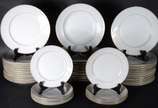 Limoges (1771),  - Aparelho de jantar de porcelana francesa de Limoges, na cor branca com frisos dourados, composto de: 24 pratos rasos, 12 pratos fundos, 9 pratos de so