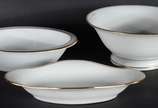 Limoges (1771),  - Aparelho de jantar de porcelana francesa de Limoges, na cor branca com frisos dourados, composto de: 24 pratos rasos, 12 pratos fundos, 9 pratos de so