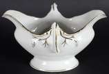 Limoges (1771),  - Aparelho de jantar de porcelana francesa de Limoges, na cor branca com frisos dourados, composto de: 24 pratos rasos, 12 pratos fundos, 9 pratos de so