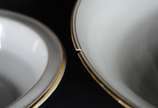 Limoges (1771),  - Aparelho de jantar de porcelana francesa de Limoges, na cor branca com frisos dourados, composto de: 24 pratos rasos, 12 pratos fundos, 9 pratos de so