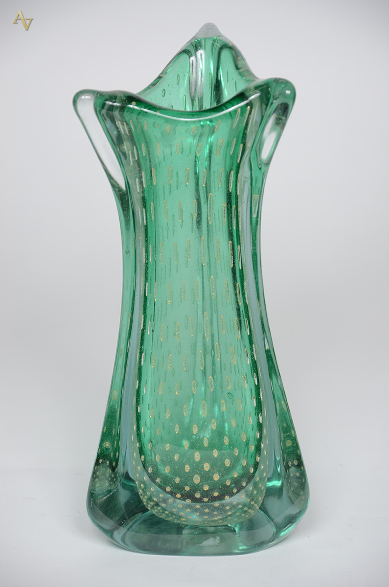 Vaso de murano na cor verde com pó de ouro. Altura 35 cm.