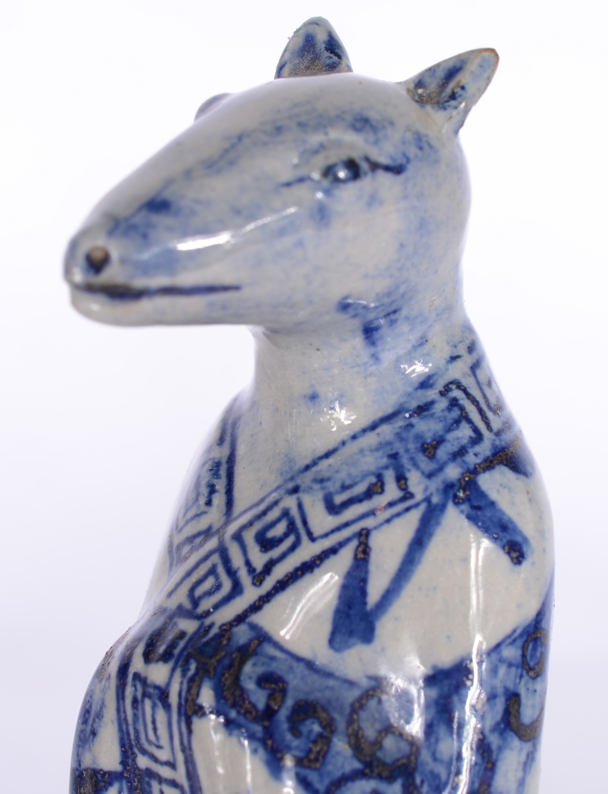 Escultura de porcelana azul e branca. - foto 4 de 7