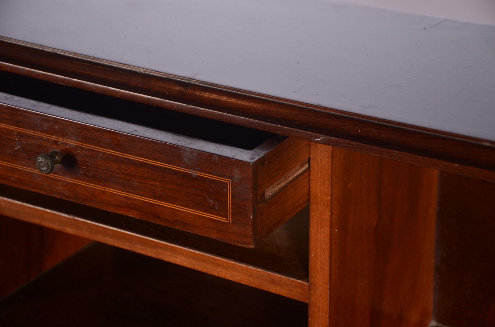 Mesa de escritório de madeira nobre, tampo articulado com forração... - foto 5 de 8