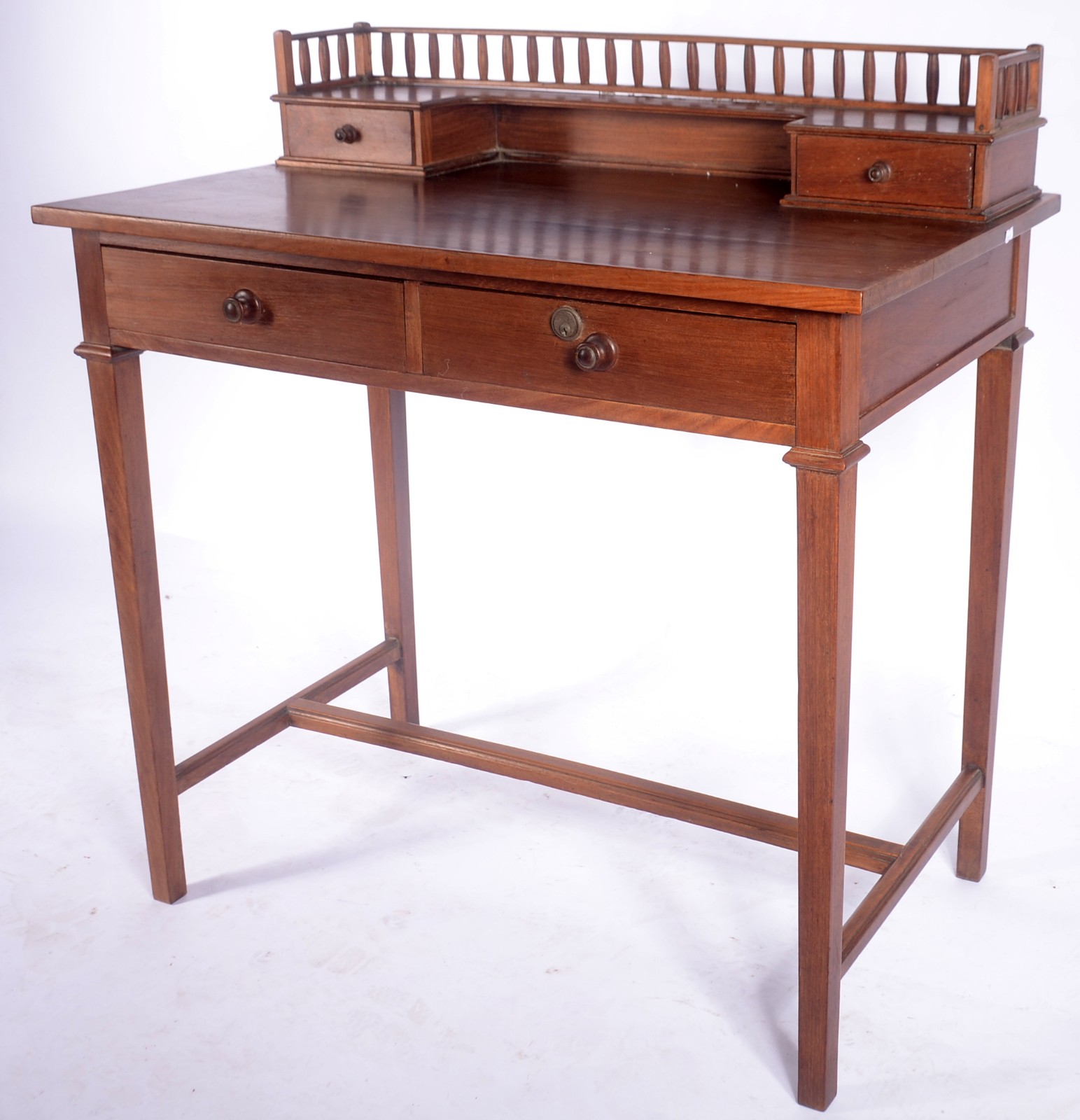 Mesa para escritório de madeira nobre, alçada com gavetinhas e... - foto 1 de 5