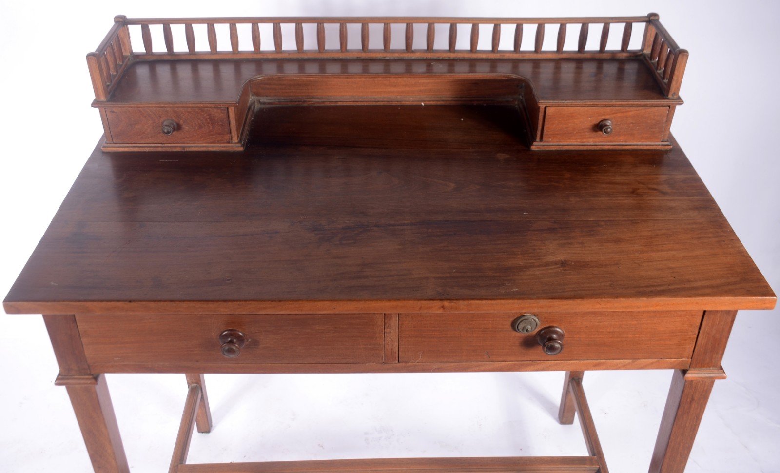 Mesa para escritório de madeira nobre, alçada com gavetinhas e... - foto 2 de 5