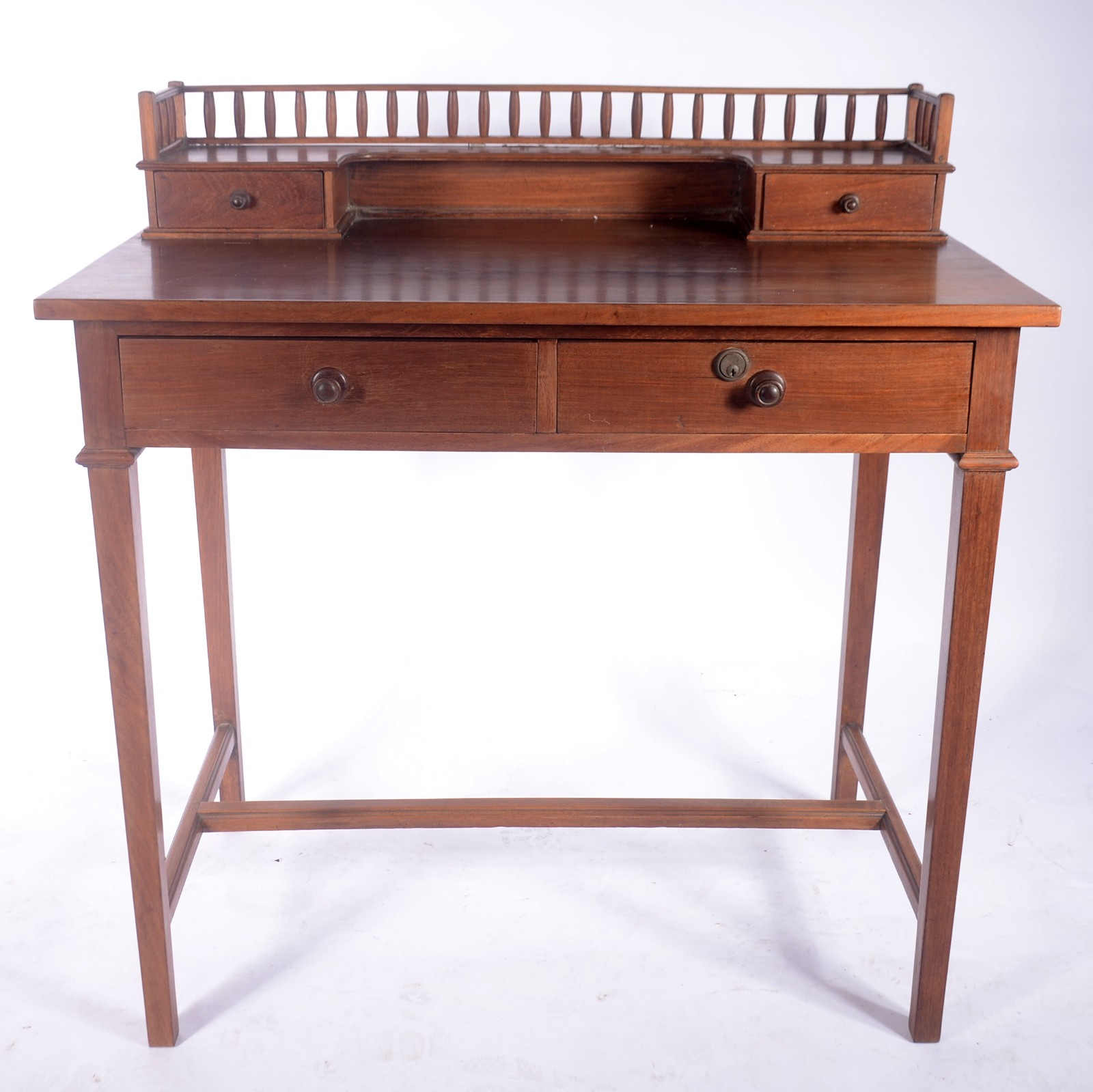 Mesa para escritório de madeira nobre, alçada com gavetinhas e... - foto 3 de 5