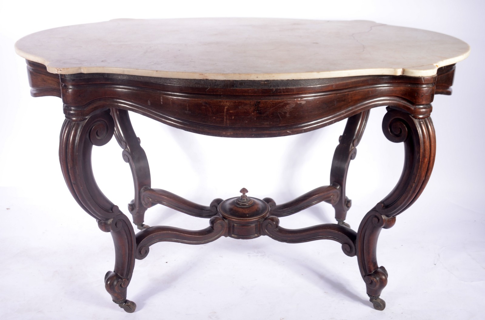 Mesa de apresentação de madeira nobre, tampo de mármore recortado... - foto 2 de 10