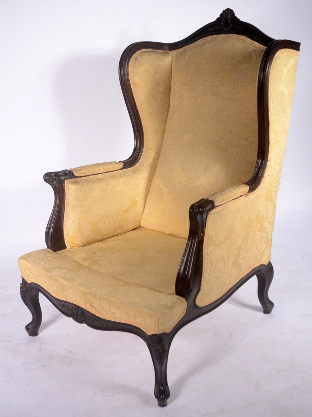 Elegante poltrona bergere de madeira nobre, estofamento forrado em... - foto 2 de 8