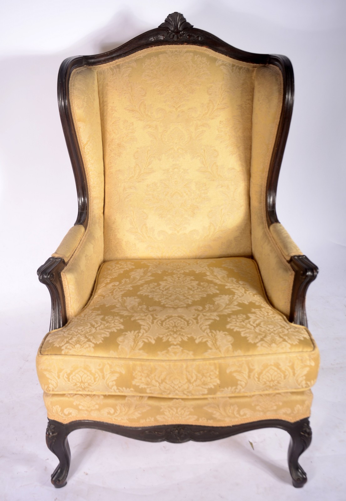 Elegante poltrona bergere de madeira nobre, estofamento forrado em... - foto 1 de 8