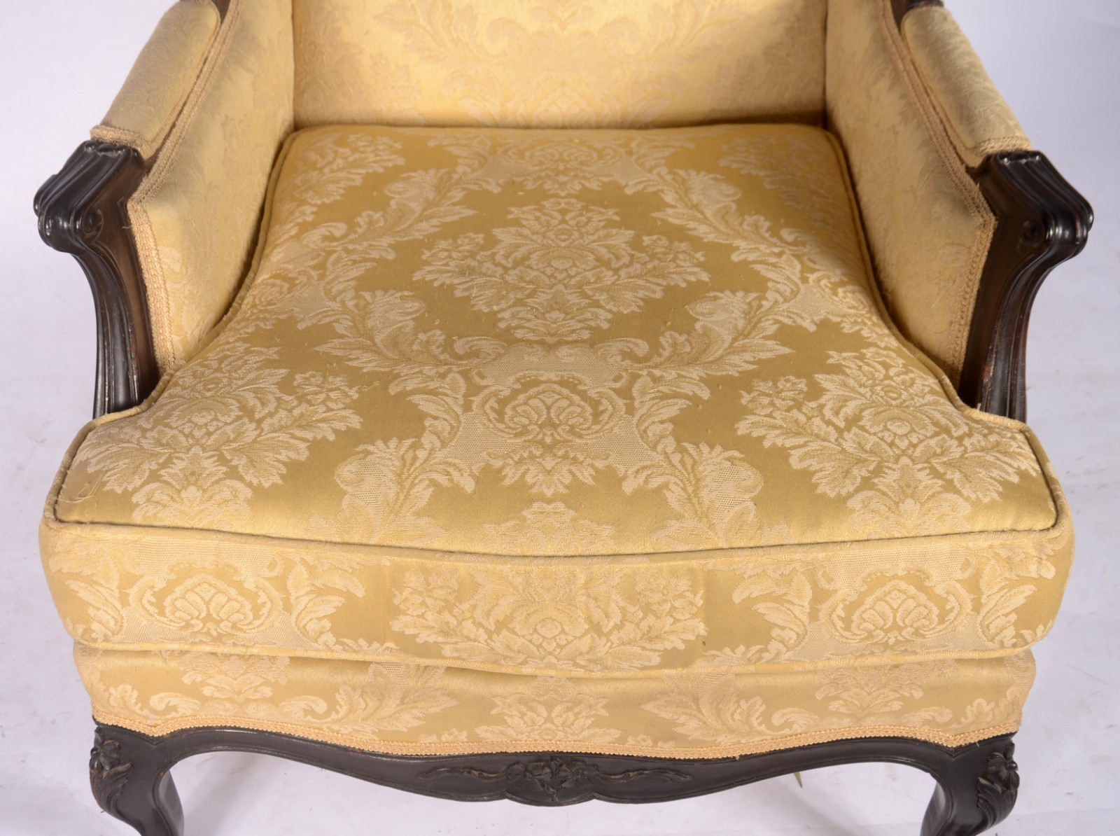 Elegante poltrona bergere de madeira nobre, estofamento forrado em... - foto 3 de 8