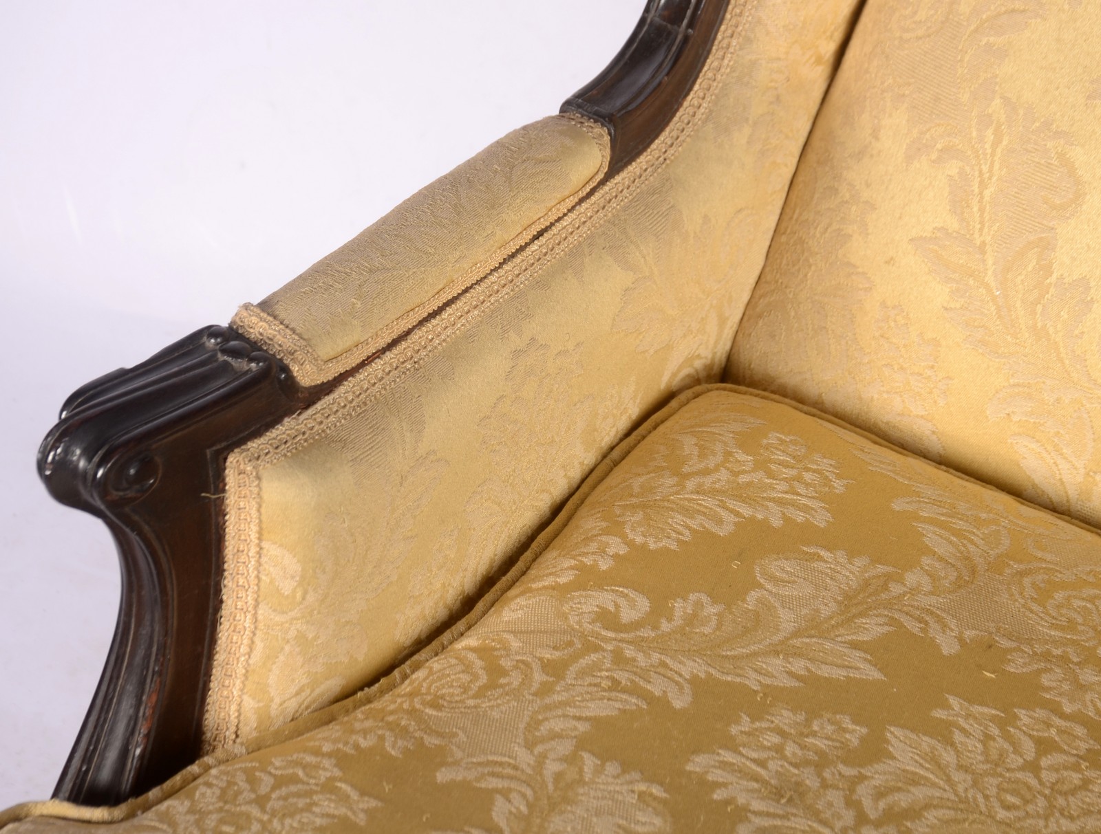 Elegante poltrona bergere de madeira nobre, estofamento forrado em... - foto 4 de 8