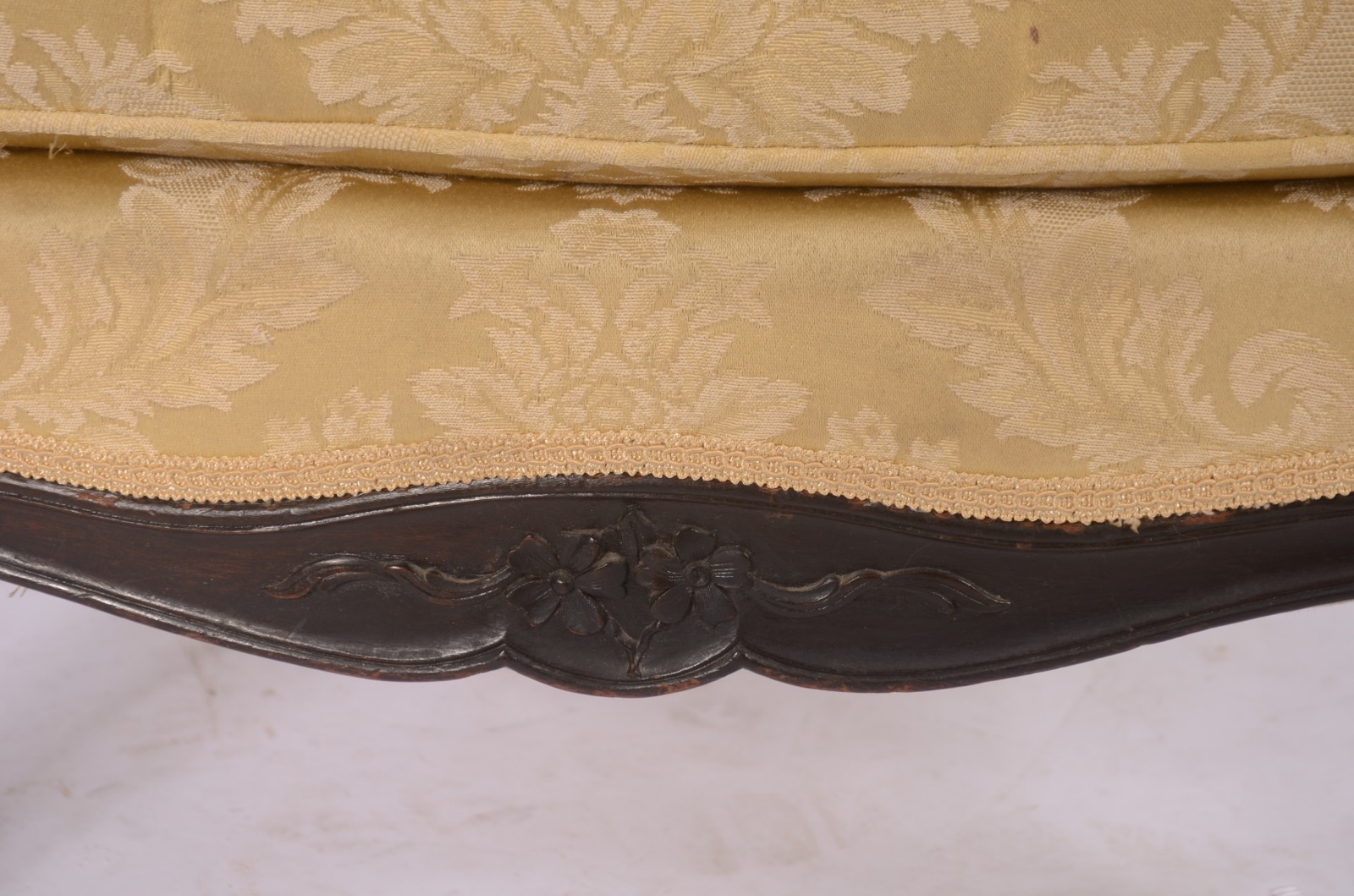 Elegante poltrona bergere de madeira nobre, estofamento forrado em... - foto 5 de 8