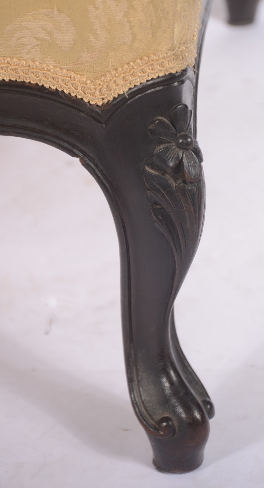 Elegante poltrona bergere de madeira nobre, estofamento forrado em... - foto 6 de 8