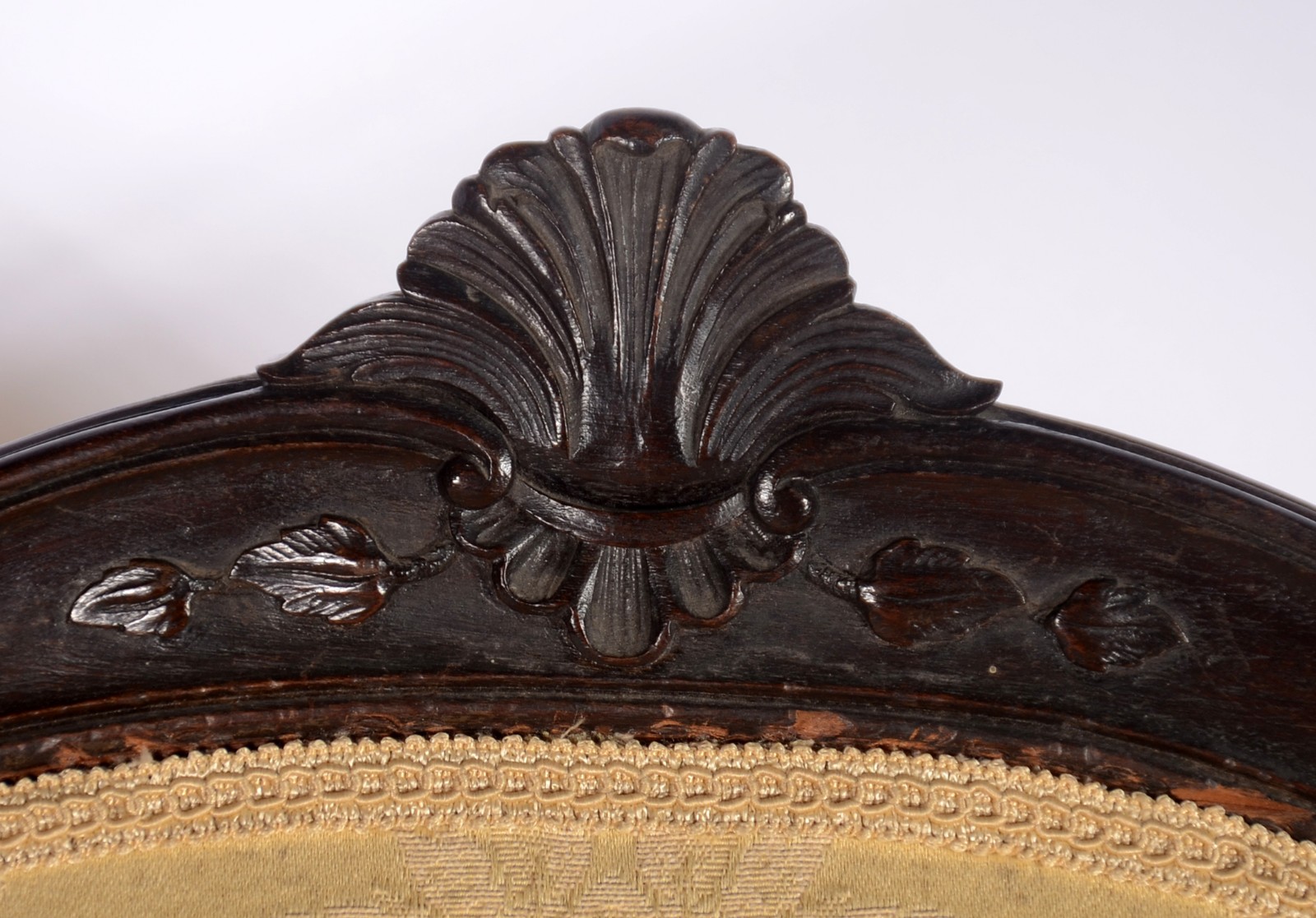 Elegante poltrona bergere de madeira nobre, estofamento forrado em... - foto 7 de 8
