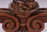 Mesa de centro com base de madeira nobre ricame... - Mesa de centro com base de madeira nobre ricamente entalhada com concheados e florões, tampo de mármore.