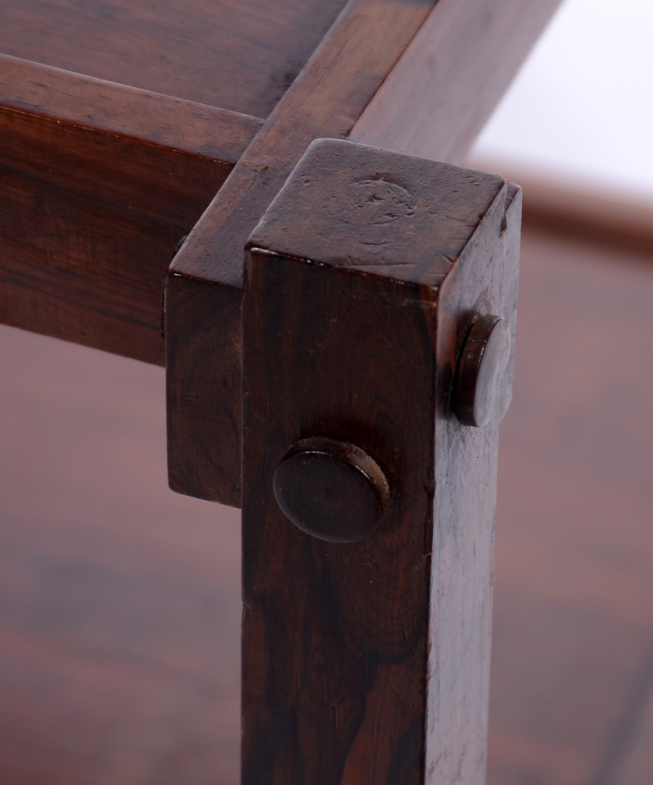 Mesa de madeira nobre feitio retangular, pernas retas ligadas por... - foto 4 de 5