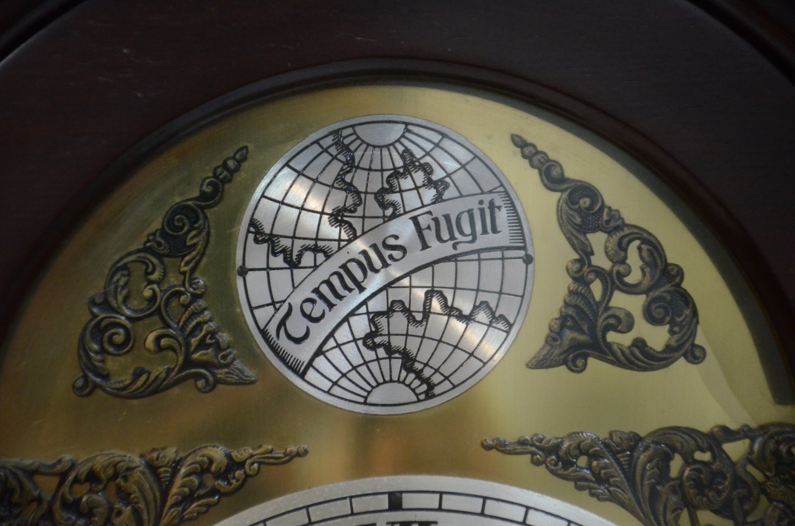 Relógio carrilhão "Tempus Fugit", mostrador de metal com algarismos... - foto 5 de 10