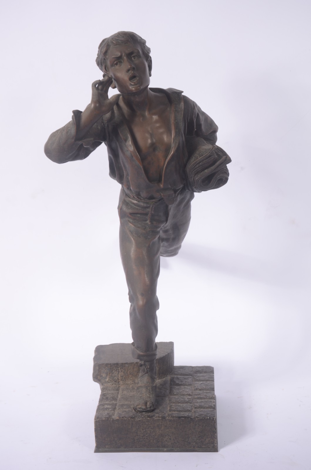 Escultura de bronze representando menino jornaleiro. - foto 2 de 8