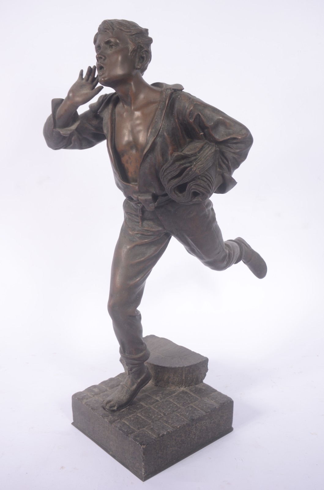 Escultura de bronze representando menino jornaleiro. - foto 1 de 8