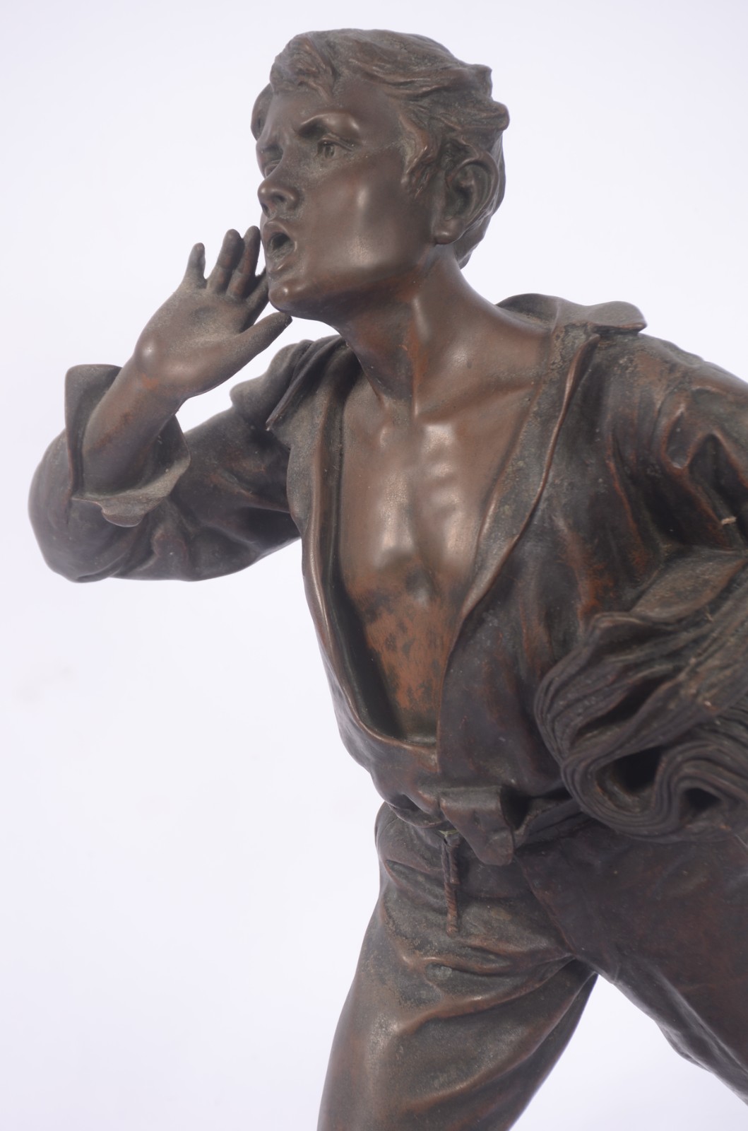 Escultura de bronze representando menino jornaleiro. - foto 4 de 8