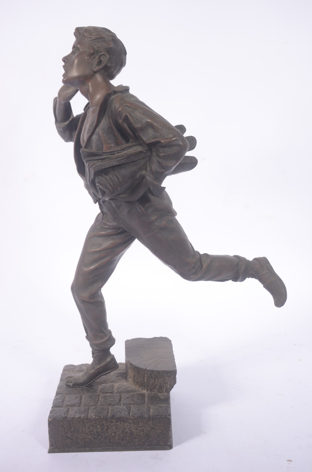 Escultura de bronze representando menino jornaleiro. - foto 6 de 8