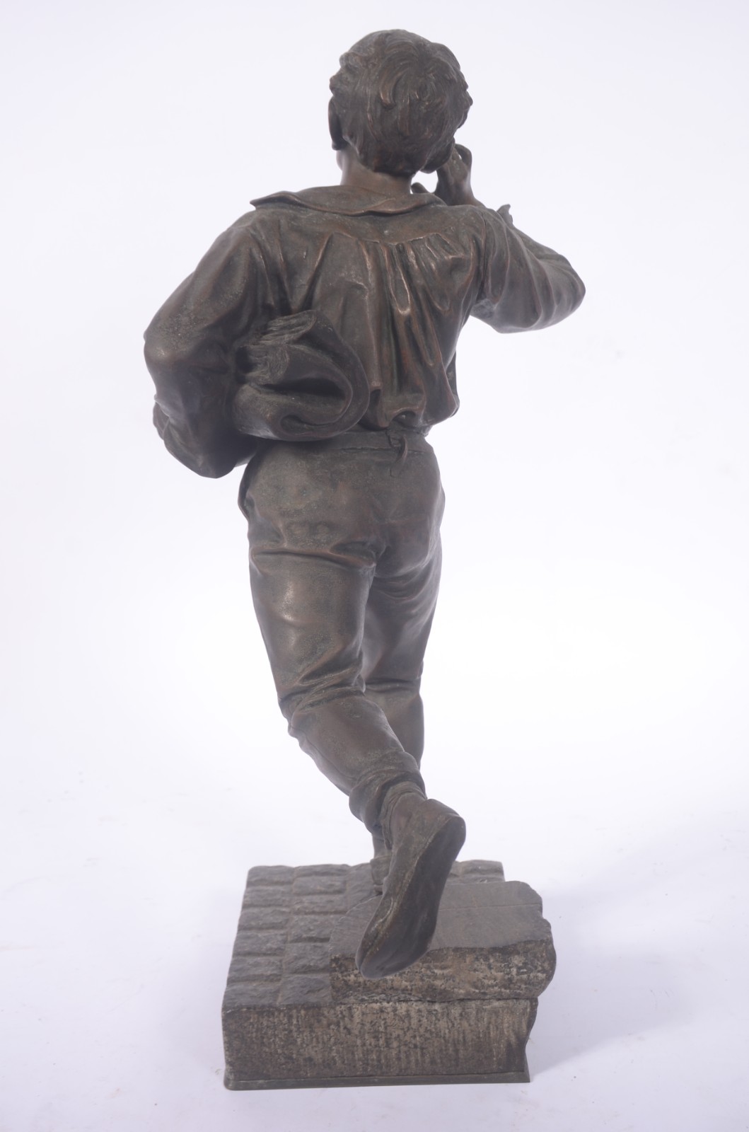 Escultura de bronze representando menino jornaleiro. - foto 7 de 8