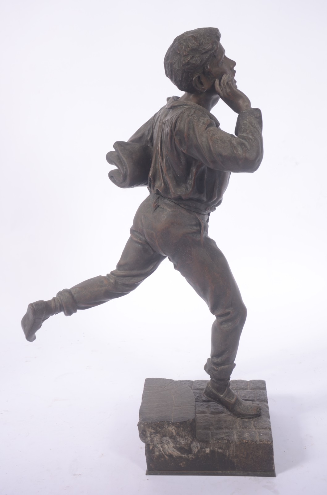 Escultura de bronze representando menino jornaleiro. - foto 8 de 8