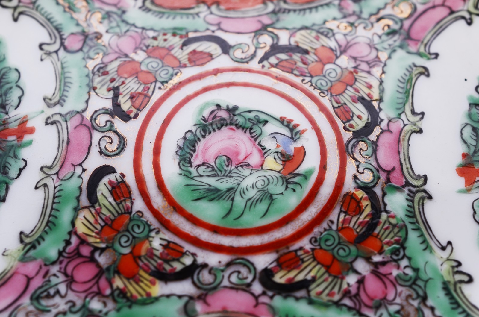 Bowl de porcelana oriental decorada com figuras típicas em tons de... - foto 3 de 7
