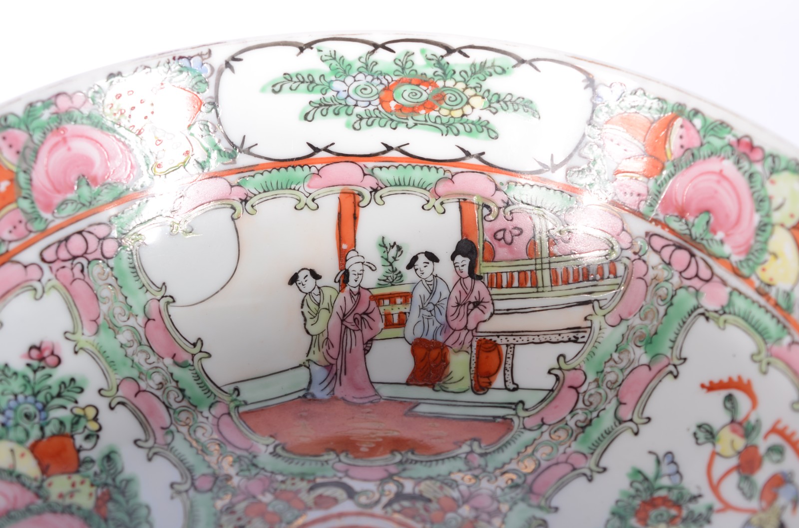 Bowl de porcelana oriental decorada com figuras típicas em tons de... - foto 4 de 7