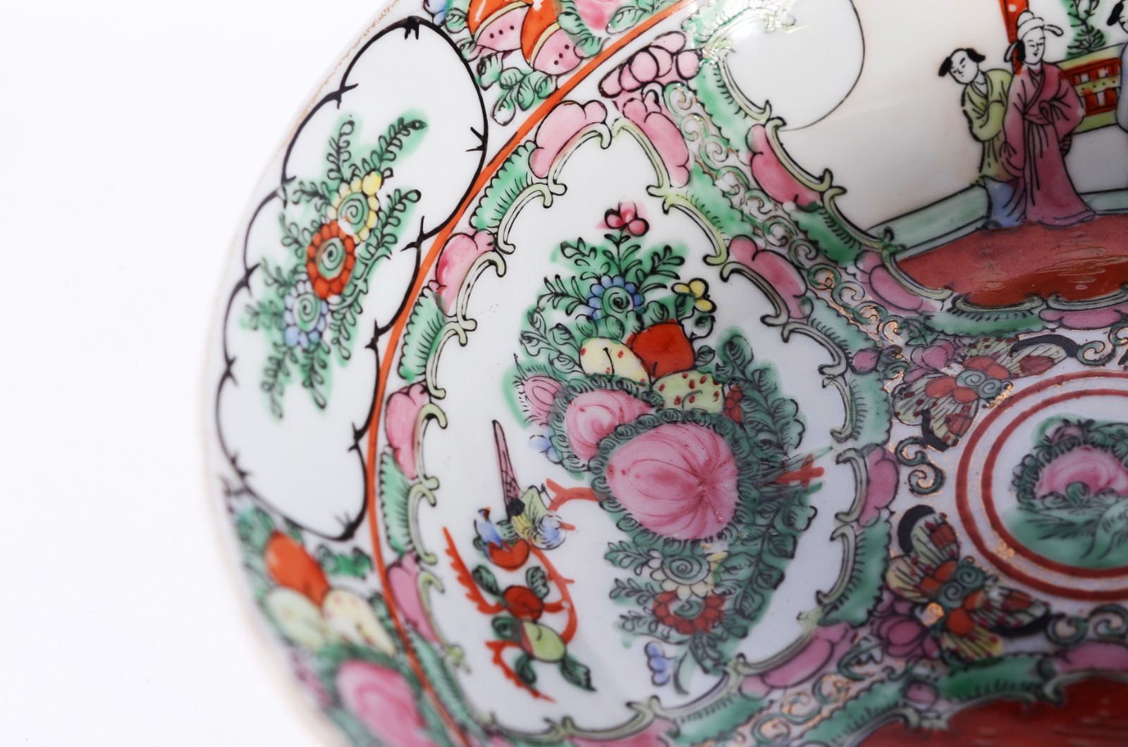 Bowl de porcelana oriental decorada com figuras típicas em tons de... - foto 5 de 7